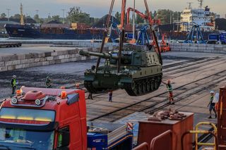 Południowokoreański sprzęt już w Gdańsku. Rozładunek czołgów K2 i haubic K9