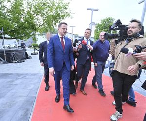 Wielkie wejście Trzaskowskiego do TVP. Zdjęcia uchwyciły każdy krok