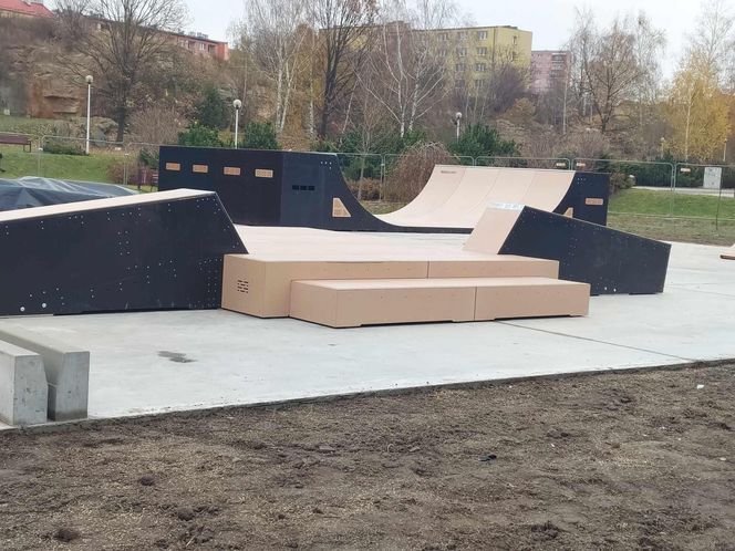 Skate Park Starachowice. Większość urządzeń już zamontowano