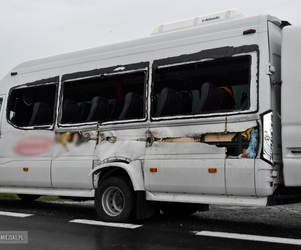 Bus z dziećmi zderzył się z ciężarówką. Osiem osób rannych, centymetry od tragedii