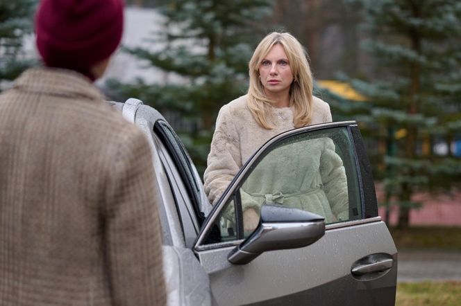 Na Wspólnej, odcinek 4031: Monika potrąci urzędniczkę ośrodka adopcyjnego! Ostatecznie pozbawi Renatę szansy na dziecko? - ZDJĘCIA