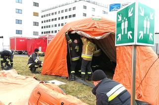 Koronawirus: namioty straży pożarnej przed szpitalami w Małopolsce. O co chodzi? [ZDJĘCIA]