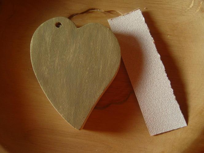 KROK III - Przecieranie powierzchni drewnianej dekoracji papierem ściernym