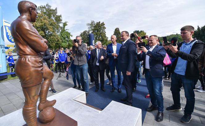 Gerard Cieślik, legenda Ruchu Chorzów ma swój pomnik. Pod Stadionem Śląskim