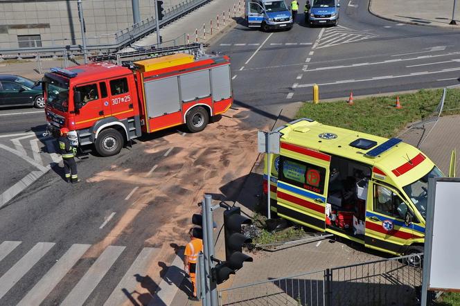 Śmiertelny wypadek z udziałem karetki! Kierowca nie miał szans