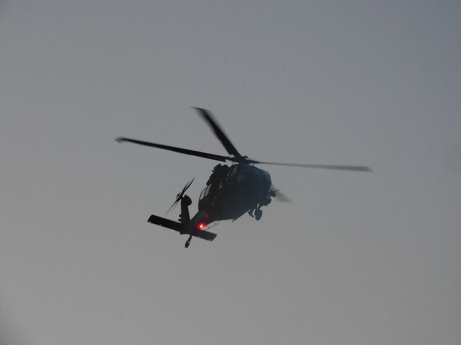 Strzały i wybuchy w Warszawie. Helikoptery nad miastem, na ulicach uzbrojone pojazdy! Co się dzieje? 	