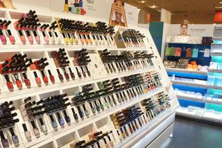 Popularna marka kosmetyków zamyka swoje sklepy. 140 placówek do likwidacji, a setki pracowników do zwolnienia. Ich kosmetyki znają wszyscy. Co ze sklepami w Polsce? 