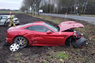 Wypadek w Radziejowie. Piękne Ferrari rozbite, 19-latek ukarany