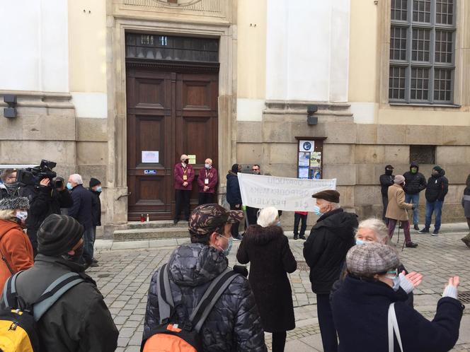 Manifestacja przed kościołem 