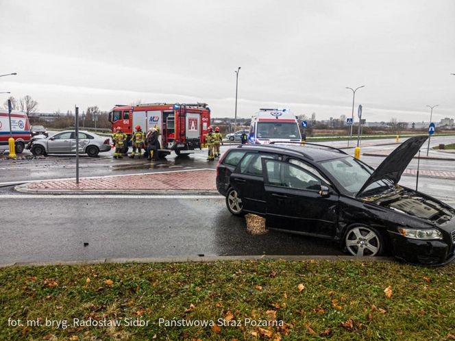 Ostrowiec Świętokrzyski. Dwa volvo roztrzaskane na skrzyżowaniu, są ranni