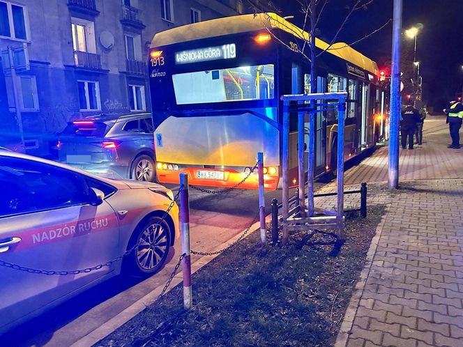 Nieznany sprawca ostrzelał autobus miejski. Celował w kierowcę: „oddał trzy strzały”. Dramatyczny opis