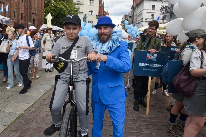 Kolorowa parada na otwarcie Dni Torunia. Przeszła przez serce toruńskiej starówki