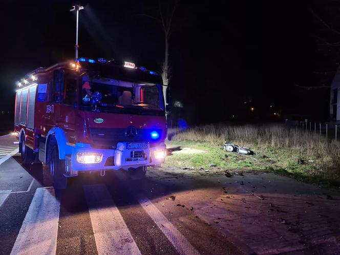 Płock. Osobówka ZDERZYŁA SIĘ z motocyklem! Jedna osoba w stanie ciężkim! [ZDJĘCIA]