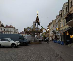 Montaż świątecznej choinki na Rynku w Rzeszowie