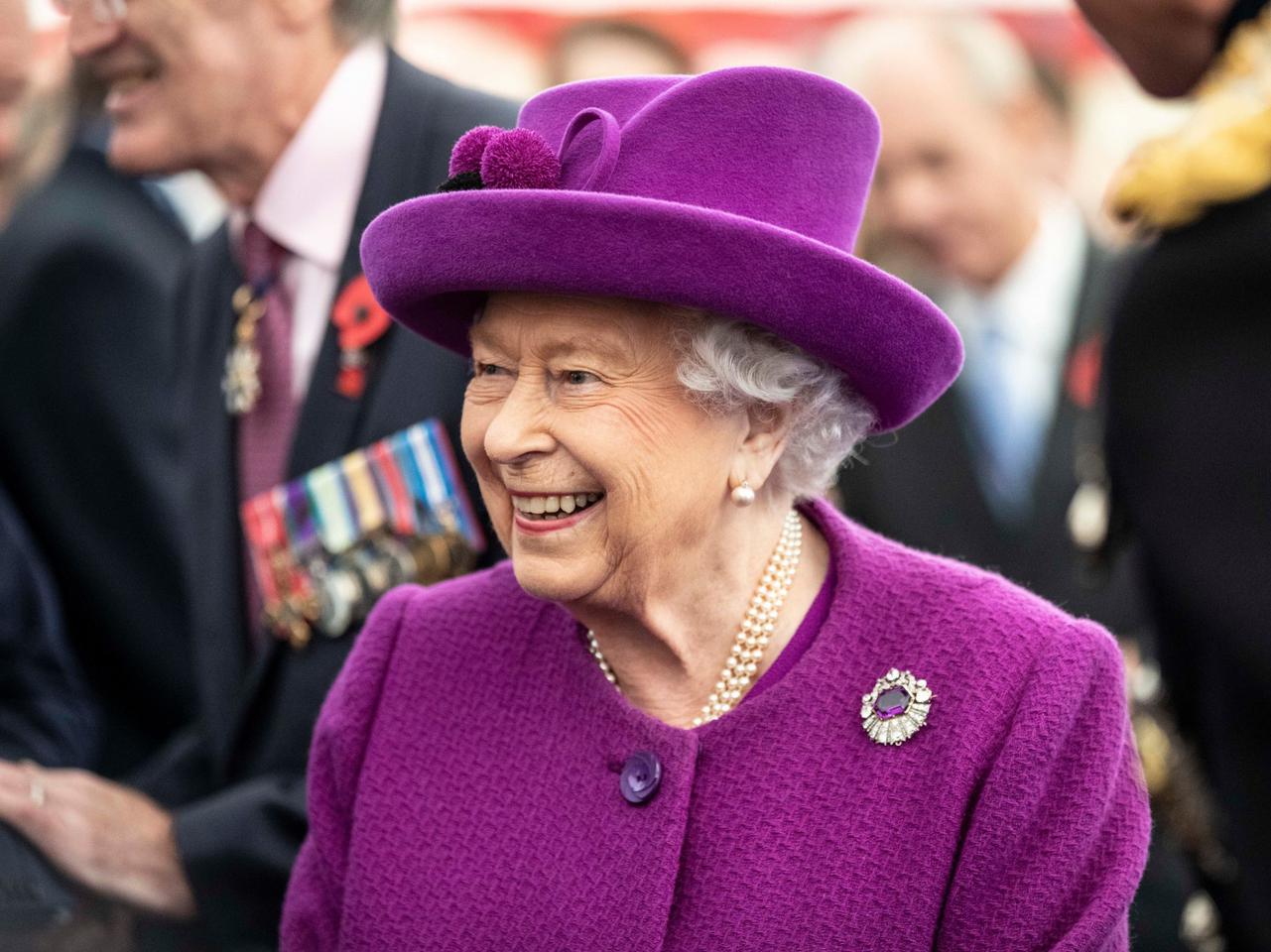 Królowa Elżbieta II kończy z naturalnymi futrami! To ...