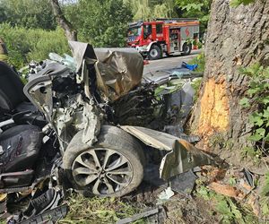 Samochód z czteroosobową rodziną uderzył w drzewo. Tragiczny wypadek na trasie Górowo Iławeckie – Kamińsk