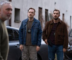 Barwy szczęścia, odcinek 3244. Marcin Kodur (Oskar Stoczyński), Majak (Łukasz Borkowski), Andrzej (Leon Charewicz)