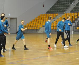 Trening piłkarzy ręcznych Industrii Kielce przed meczem w Piotrkowie Trybunalskim