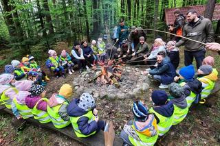 Dzieci posprzątały las i miały lekcję ekologii w terenie. Pomogła firma z Iławy