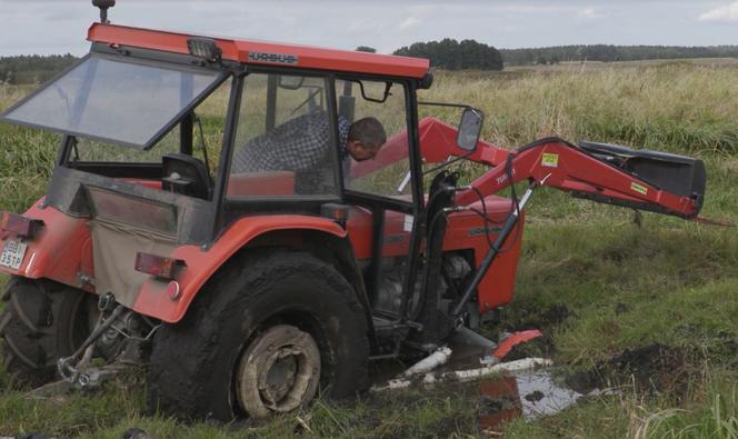 Rolnicy. Podlasie. Andrzej wyciąga traktor z błota