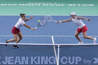 Dramat Igi Świątek i Katarzyny Kawy! Bolesna porażka Polek! Relacja NA ŻYWO WYNIK debla Polska - Włochy w Billie Jean King Cup