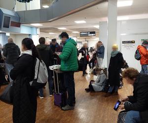 Polacy porzuceni na lotnisku w Londynie. Nie mają co jeść, chorym brakuje leków. Wizzair oddelegował do kontaktu sprzątaczkę