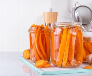 To naturalny probiotyk, który wzmacnia odporność. Zobacz, jak ukisić to chrupiące warzywo