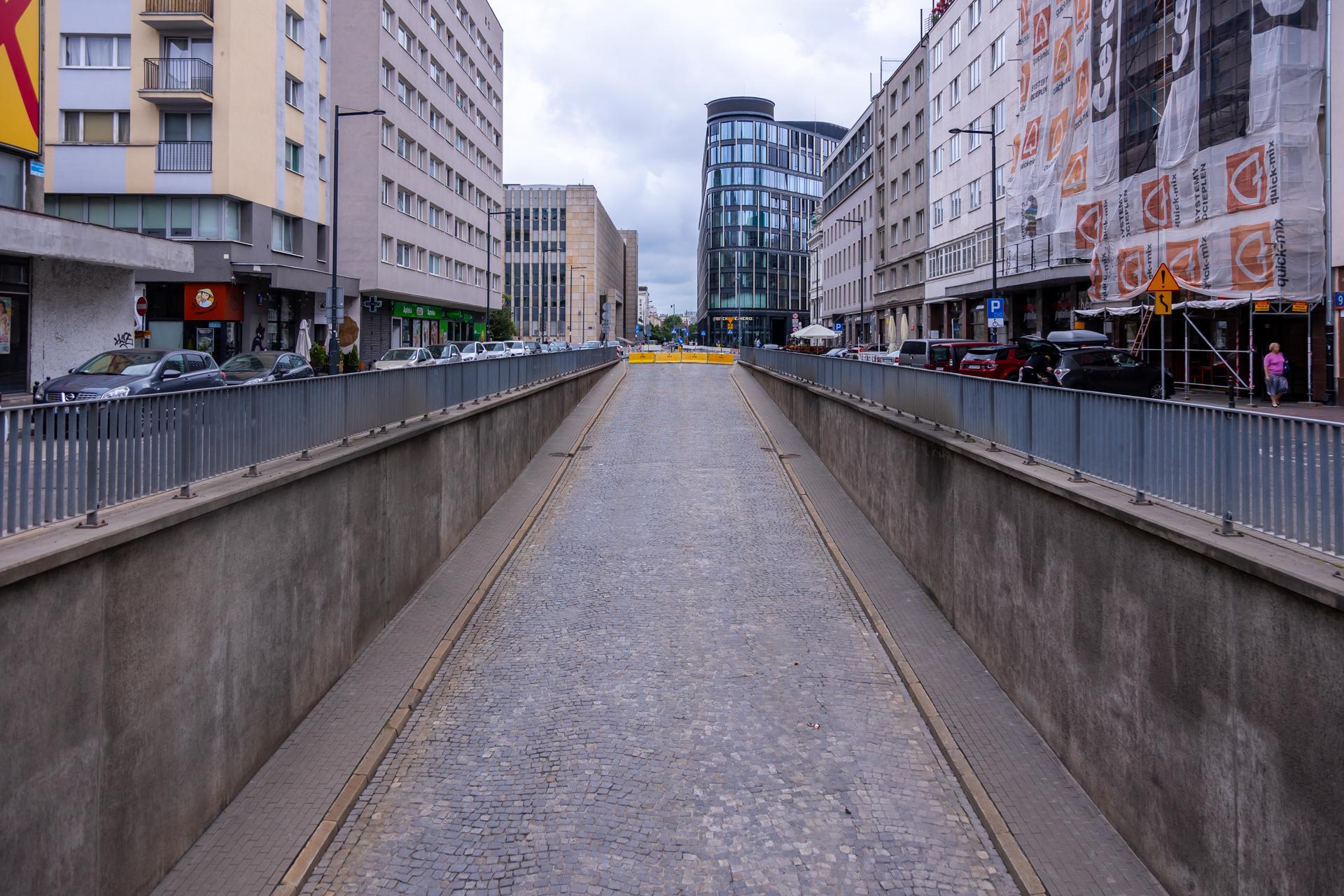 Zamknięty tunel pod ul. Marszałkowską w ciągu ul. Złotej