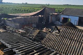 Wielkie gospodarstwo stanęło w płomieniach. Pożar gaszono przez wiele godzin	