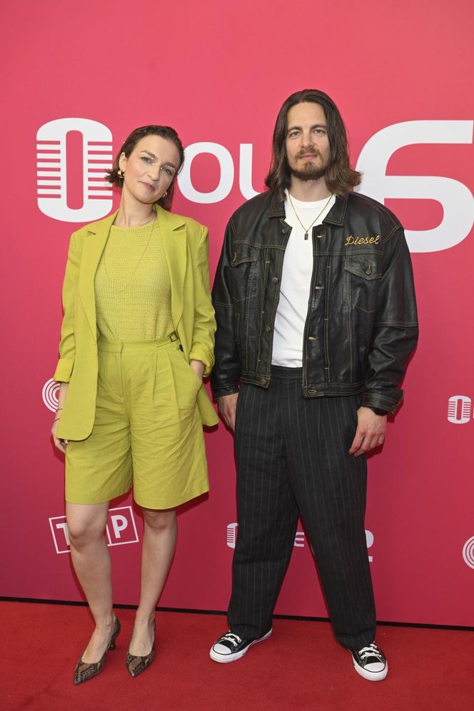 Konferencja prasowa 62. edycji Krajowego Festiwalu Polskiej Piosenki w Opolu. Tłum gwiazd na czerwonym dywanie