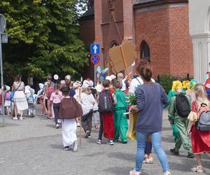 Dni Bajki 2024. W centrum Olsztyna zrobiło się bajkowo. Dzieci przejęły władzę nad miastem [ZDJĘCIA]