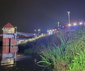 Wrocław. Kobieta z dzieckiem zanurzona w Odrze. Trwa akcja poszukiwawcza [ZDJĘCIA].