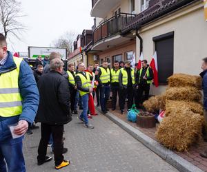 Protest rolników w Białymstoku. Siano i obornik przed biurem marszałka Hołowni