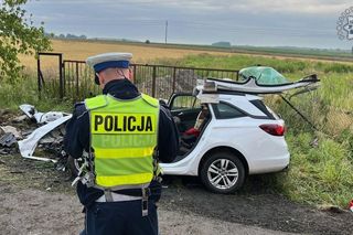 Pyskowice. Nie żyje młody kierowca. Z opla niewiele zostało, wskazówka na liczniku zatrzymała się na 160 km/h