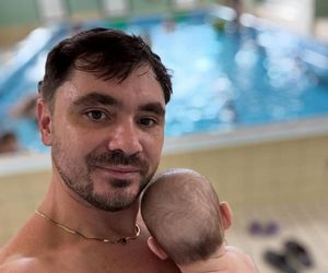 Daniel Martyniuk uczy syna pływać