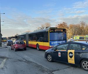 Koszmarny wypadek w Warszawie. Autobus miejski potrącił 12-latkę. Dziewczynka trafiła do szpitala