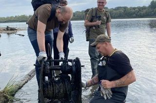 Warszawa. Wyschnięta Wisła odsłoniła zabytkowe wagoniki i fragment Villa Regia