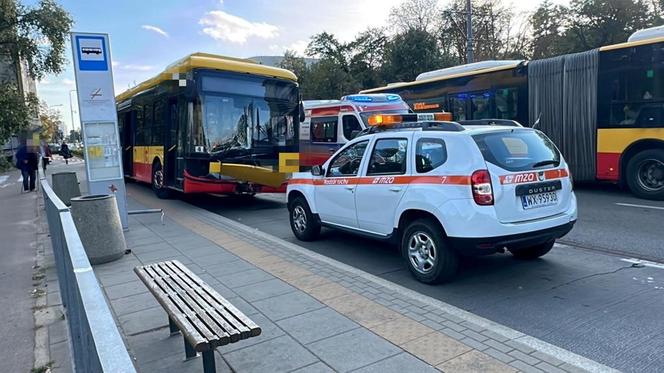 Kierowca autobusu miejskiego gruchnął w latarnię. Ta runęła na kobietę!