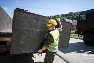 Powódź Podkarpackie. Żołnierze przywieźli kontenery mieszkalne dla rodziny z Trzcinicy [ZDJĘCIA]