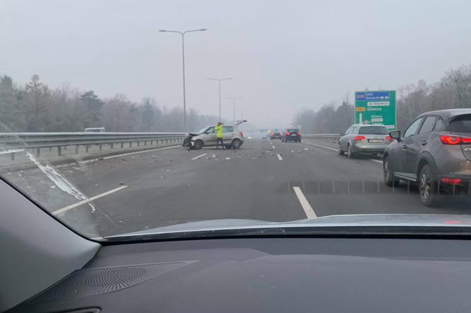 Wypadek na DTŚ w Zabrzu. Samochód uderzył w bariery. Potężne utrudnienia!