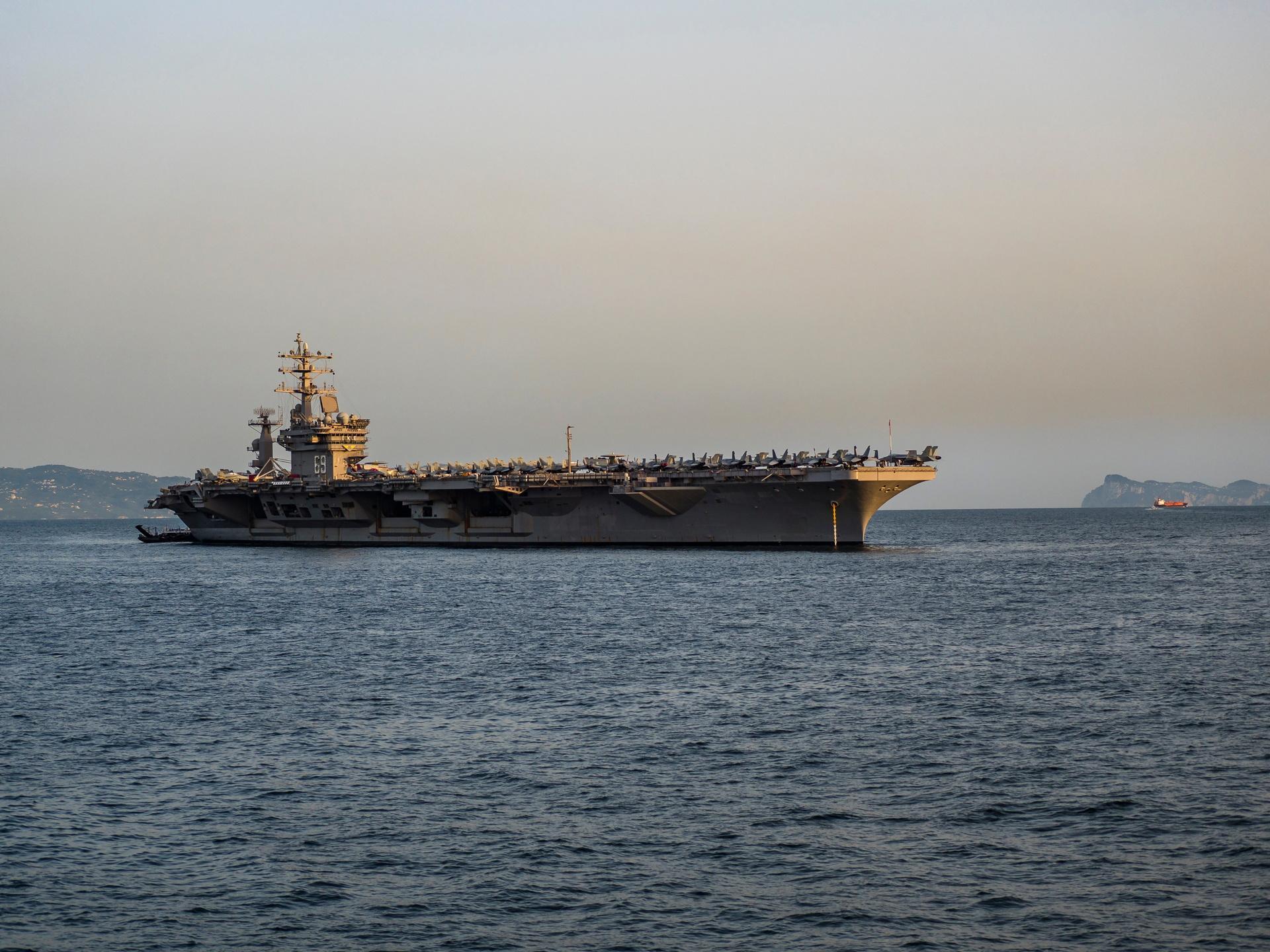Atak na amerykański lotniskowiec Dwight D. Eisenhower