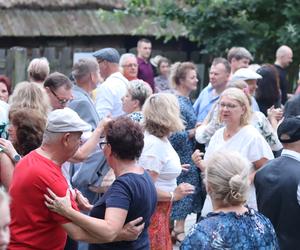 Wirują warkocze i wstążeczki. Tak bawili się lublinianie na potańcówce w skansenie!