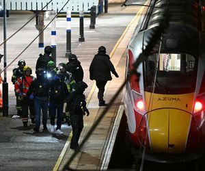 Dramatyczne sceny w brytyjskim pociągu. Nożownicy zaatakowali pasażerów. Wiele osób rannych