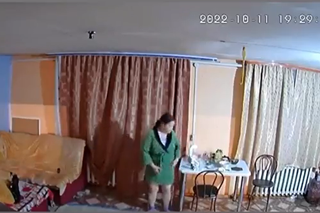 Rosyjski żołnierz ukradł na wojnie kamerę monitoringu. Sprzęt przyłapał go z żoną we własnym domu