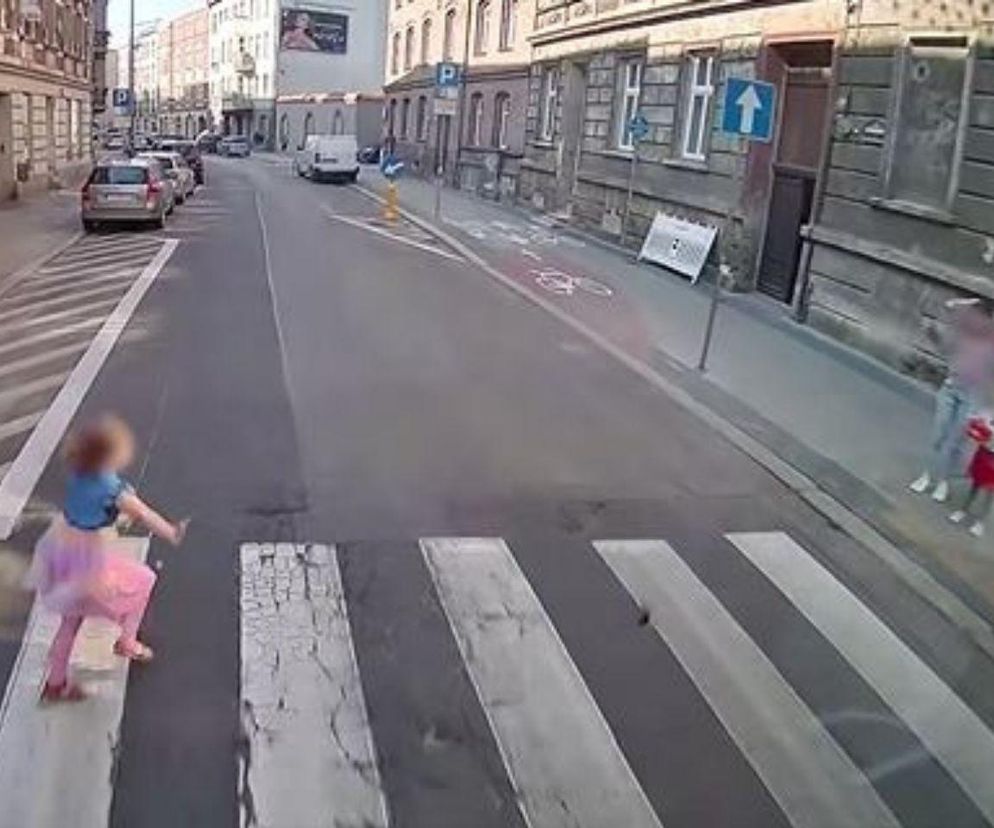 Dziewczynka wbiegła przed autobus