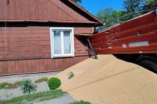 Przyczepa ze zbożem uderzyła w dom