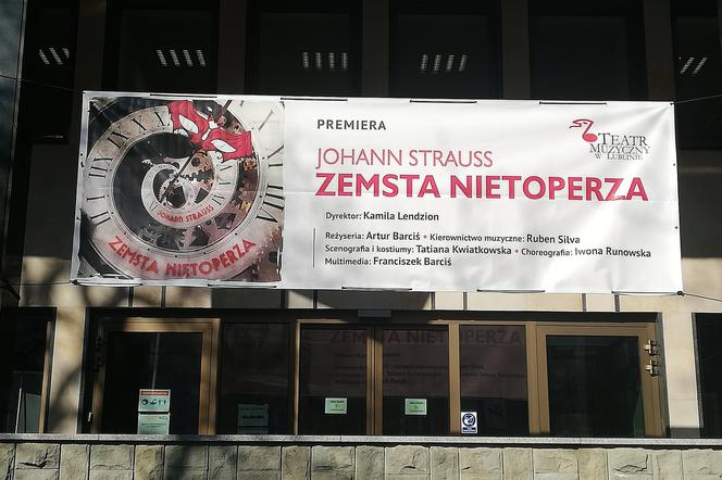 Baner na budynku Teatru Muzycznego w Lublinie