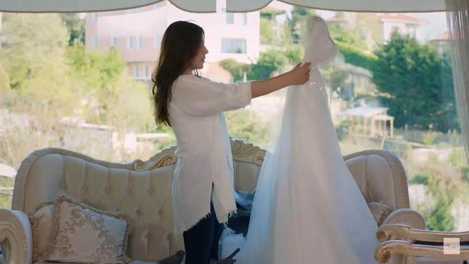 Belkıs sprezentuje Melis suknię ślubną