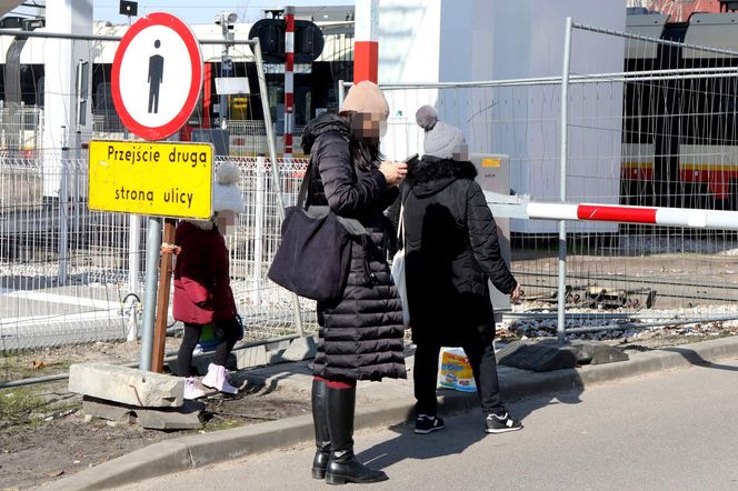 Nowa kładka gotowa od miesięcy. Mieszkańcy wciąż czekają na oficjalne otwarcie. „Nie dotrzymali terminu”