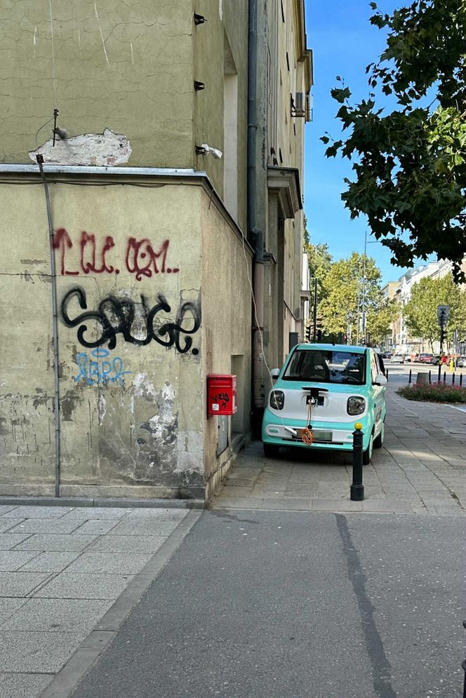 "Kucyk" na uwięzi. Tak w prokuraturze ładowali elektryczne auto. Przedłużacz zwisał z okna
